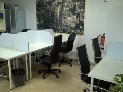 Mesa pequeña para coworking en Torremolinos (Málaga).
